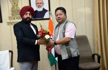 राजभवन में उत्तराखंड सैनिक पुनर्वास संस्था की बैठक के अवसर पर राज्यपाल लेफ्टिनेंट जनरल गुरमीत सिंह (से नि) को पुष्प गुच्छ भेंट करते हुए प्रमुख सचिव श्री एल फैनई।