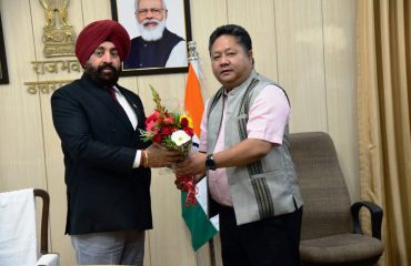 Principal Secretary, Mr. El Fanai presenting a bouquet of flowers to Governor