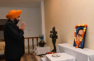राजभवन में भारत रत्न डा0 भीम राव अम्बेडकर की जयंती के अवसर पर उनके चित्र पर श्रद्धा सुमन अर्पित करते हुए राज्यपाल लेफ्टिनेंट जनरल गुरमीत सिंह (से नि)।