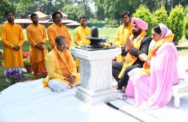 राज्यपाल ने राजभवन में राजप्रज्ञानेश्वर महादेव शिवलिंग का अभिषेक किया।