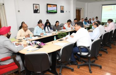 राजभवन में समस्त राज्य विश्वविद्यालयों की समीक्षा बैठक लेते हुए राज्यपाल।