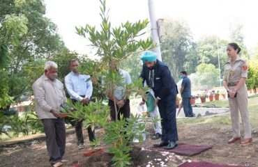 राजभवन प्रांगण में विश्व पृथ्वी दिवस के अवसर पर रूद्राक्ष का पौधा रोपित करते हुए राज्यपाल लेफ्टिनेंट जनरल गुरमीत सिंह(से नि)