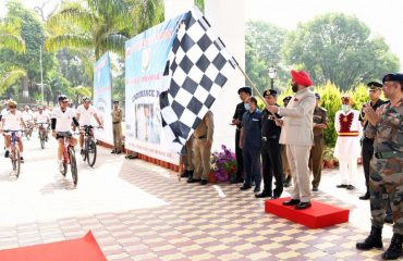 Governor Lt. Gen. Gurmeet Singh (R) flagging off the multi-dimensional expedition of the Border Road Organization, at Raj Bhawan.