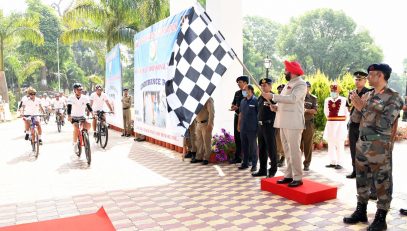 Governor Lt. Gen. Gurmeet Singh (R) flagging off the multi-dimensional expedition of the Border Road Organization, at Raj Bhawan.