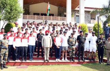 राजभवन में बार्डर रोड़ आर्गनाइजेशन के बहुआयामी अभियान(मल्टी डाइमेंशनल एक्सपेडिशन) के प्रतिभागियों के साथ राज्यपाल लेफ्टिनेंट जनरल गुरमीत सिंह(से नि)।