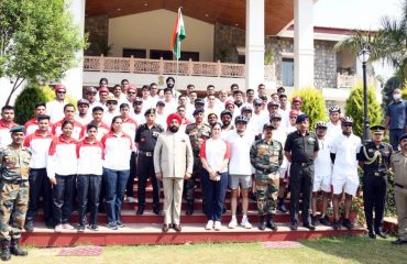 Governor Lt Gen Gurmeet Singh (R) with the participants of the Multi-Dimensional Expedition of the Border Road Organisation, at Raj Bhavan.