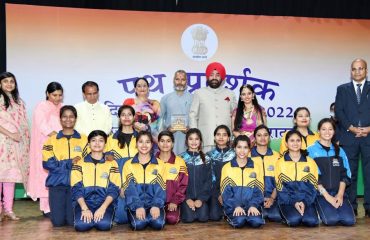 Governor Lt. Gen. Gurmeet Singh (Secretary) with the students on the occasion of “Path Prashakar” program organized in the auditorium located at Raj Bhavan.