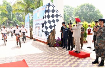 राजभवन में बार्डर रोड़ आर्गनाइजेशन के बहुआयामी अभियान(मल्टी डाइमेंशनल एक्सपेडिशन) का फ्लैग ऑफ करते हुए राज्यपाल लेफ्टिनेंट जनरल गुरमीत सिंह(से नि)।