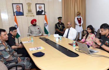 राज्यपाल लेफ्टिनेंट जनरल गुरमीत सिंह(से नि) के समक्ष प्रस्तुतिकरण देते हुए बी.आर.ओ के वरिष्ठ अधिकारीगण।