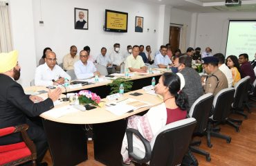 राजभवन में चारधाम यात्रा की तैयारियों के संबंध में शासन के उच्चाधिकारियों के साथ बैठक करते हुए राज्यपाल लेफ्टिनेंट जनरल गुरमीत सिंह (से नि)।