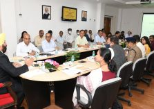 28-04-2022:Governor chairing a meeting with senior officials of the government regarding the preparations for Chardham Yatra .;?>