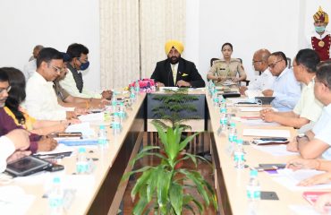 राजभवन में चारधाम यात्रा की तैयारियों के संबंध में शासन के उच्चाधिकारियों के साथ बैठक करते हुए राज्यपाल।