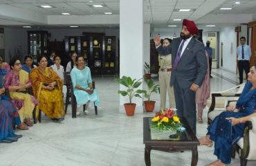 Governor Lt. Gen. Gurmit Singh (Retd.) and First Lady Smt. Gurmit Kaur interacting with women at the Family Welfare Programme at Raj Bhawan.