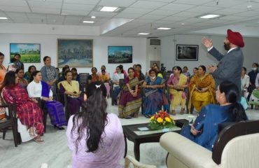 फैमिली वैलफेयर कार्यक्रम में महिलाओं से वार्ता करते हुए राज्यपाल लेफ्टिनेंट जनरल गुरमीत सिंह(से नि) एवं प्रथम महिला श्रीमती गुरमीत कौर ।