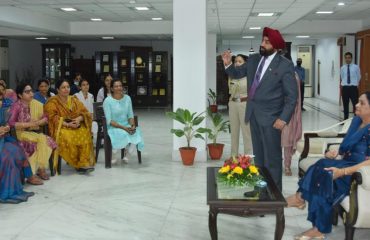 राजभवन में फैमिली वैलफेयर कार्यक्रम में महिलाओं से वार्ता करते हुए राज्यपाल लेफ्टिनेंट जनरल गुरमीत सिंह(से नि) एवं प्रथम महिला श्रीमती गुरमीत कौर ।