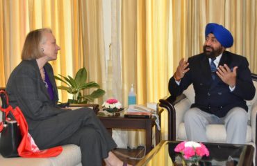 राजभवन में राज्यपाल लेफ्टिनेंट जनरल गुरमीत सिंह (से नि) से वार्ता करती हुईं ब्रिटिश उप उच्चायुक्त कैरोलिन रोवेट।