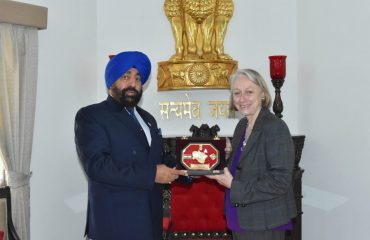 Governor Lt Gen Gurmit Singh (Retd.) presenting a memento to British Deputy High Commissioner Caroline Rowett at Raj Bhawan.
