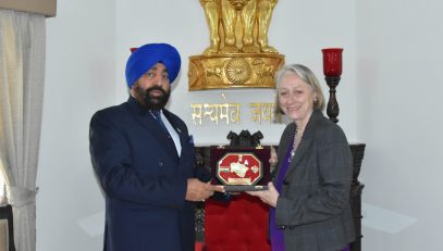 Governor Lt Gen Gurmit Singh (Retd.) presenting a memento to British Deputy High Commissioner Caroline Rowett at Raj Bhawan.