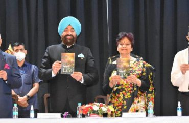 राज्यपाल ने ‘EVENING OF LIFE’ MY MEMOIRS :'Reminiscences of Army Life’ पुस्तकों का विमोचन किया।