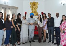 Governor presenting the replica of Kedarnath Dham to Miss Uttarakhand-2022 Aishwarya Bisht and the winners of the competition.