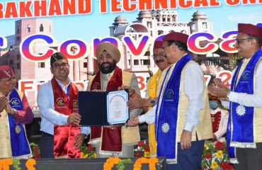 Governor Lt Gen Gurmeet Singh (R) presenting the degree on the occasion of 6th Convocation of Veer Madho Singh Bhandari Uttarakhand Technological University, Dehradun.