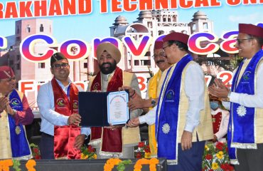 Governor Lt Gen Gurmeet Singh (R) presenting the degree on the occasion of 6th Convocation of Veer Madho Singh Bhandari Uttarakhand Technological University, Dehradun.