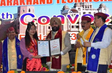वीर माधो सिंह भण्डारी उत्तराखण्ड प्रौद्योगिकी विश्वविद्यालय, देहरादून के छठे दीक्षान्त समारोह के अवसर पर उपाधि प्रदान करते हुए राज्यपाल लेफ्टिनेंट जनरल गुरमीत सिंह (से नि)।