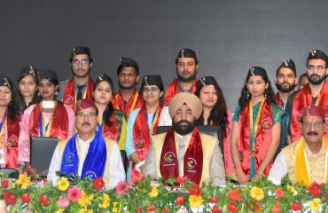 वीर माधो सिंह भण्डारी उत्तराखण्ड प्रौद्योगिकी विश्वविद्यालय, देहरादून के छठे दीक्षान्त समारोह में उपाधि एवं पदक धारकों के साथ राज्यपाल लेफ्टिनेंट जनरल गुरमीत सिंह (से नि)।