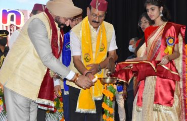 वीर माधो सिंह भण्डारी उत्तराखण्ड प्रौद्योगिकी विश्वविद्यालय, देहरादून के छठे दीक्षान्त समारोह का दीप प्रज्ज्वलित कर शुभारंभ करते हुए राज्यपाल लेफ्टिनेंट जनरल गुरमीत सिंह (से नि)।