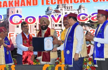 वीर माधो सिंह भण्डारी उत्तराखण्ड प्रौद्योगिकी विश्वविद्यालय, देहरादून के छठे दीक्षान्त समारोह के अवसर पर उपाधि प्रदान करते हुए राज्यपाल लेफ्टिनेंट जनरल गुरमीत सिंह (से नि)।