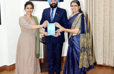 राज्यपाल से मंगलवार को राजभवन में ’लीफ बर्ड फाउंडेशन’ की संस्थापक बी. बेला नेगी ने भेंट की।