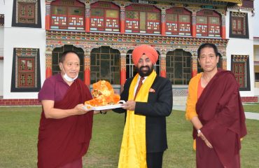 राज्यपाल ‘बुद्ध पूर्णिमा’ के अवसर पर क्लेमंटाउन स्थित बुद्धा टेम्पल पहुंचे।