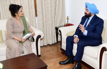 राज्यपाल लेफ्टिनेंट जनरल गुरमीत सिंह(से नि) से मंगलवार को राजभवन में ’लीफ बर्ड फाउंडेशन’ की संस्थापक बी. बेला नेगी