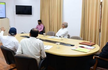 राज्यपाल के समक्ष डॉ पी.एल.गौतम, पूर्व कुलपति गोविन्द बल्लभ पंत कृषि एवं प्रौद्योगिक विश्वविद्यालय ने एक प्रस्तुतीकरण दिया।
