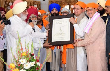 राज्यपाल को स्मृति चिन्ह भेंट करते हुए श्री हेमकुंड साहिब ट्रस्ट के पदाधिकारी।