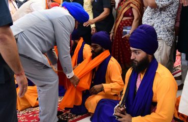 पंज प्यारों को सम्मानित करते हुए राज्यपाल लेफ्टिनेंट जनरल गुरमीत सिंह(से नि)।