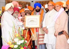 Officials of Shri Hemkund Sahib Trust presenting a memento.;?>