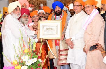 Officials of Shri Hemkund Sahib Trust presenting a memento.
