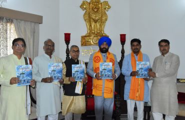 संस्कृत भारती की वार्षिक पत्रिका ‘संस्कृत सुरभिः’ का विमोचन करते हुए राज्यपाल।