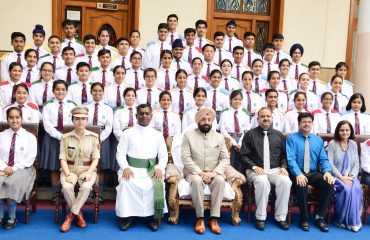 सेंट जोसेफ एकेडमी के अलंकरण समारोह के अवसर पर स्कूल छात्र-छात्राओं के साथ राज्यपाल लेफ्टिनेंट जनरल गुरमीत सिंह (से नि)।
