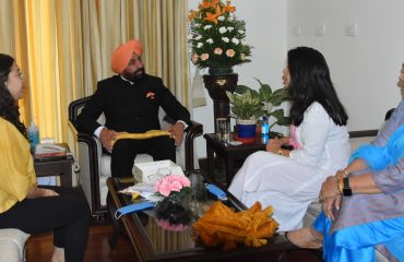 राज्यपाल लेफ्टिनेंट जनरल गुरमीत सिंह(से नि) को फूलों से प्रिंटेड पगड़ी भेंट करती हुईं ‘मूल्य संस्था’ की अलीशा और अंकिता मैन्दोलिया।