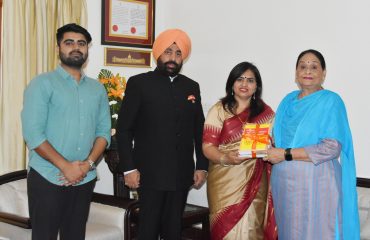 राज्यपाल एवं प्रथम महिला को सु-जोक की पुस्तक भेंट करती हुईं इंटरनेशनल सु-जोक एसोसिएशन के उत्तराखंड प्रभाग की अध्यक्ष श्रीमती सुभाष चौधरी एवं गुरमीत चौहान।