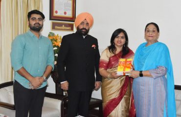 Presenting the book of Su-Joke to the Governor and the First Lady, President of Uttarakhand Division of International Su-Joke Association, Mrs. Subhash Chaudhary and Gurmeet Chauhan.