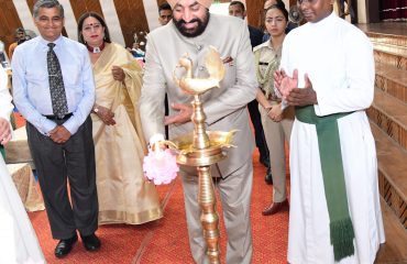 सेंट जोसेफ एकेडमी के अलंकरण समारोह के अवसर पर शिक्षकों को सम्मानित करते हुए राज्यपाल लेफ्टिनेंट जनरल गुरमीत सिंह (से नि)।