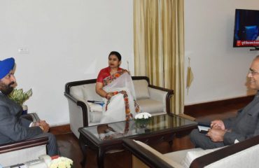 Governor interacting with the Ambassadors of India to Slovenia and Tajikistan Smt. Namrata Kumar and Shri Viraj Singh at Raj Bhawan.