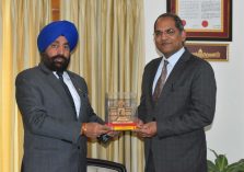 Governor presenting a memento to Mr. Viraj Singh, Ambassador to Tajikistan at Raj Bhawan.;?>