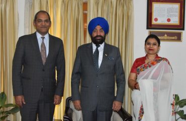राजभवन में स्लोवेनिया और ताजिकिस्तान में भारत के राजदूतों श्रीमती नम्रता कुमार तथा श्री विराज सिंह के साथ राज्यपाल