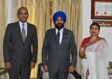 राजभवन में स्लोवेनिया और ताजिकिस्तान में भारत के राजदूतों श्रीमती नम्रता कुमार तथा श्री विराज सिंह के साथ राज्यपाल;?>