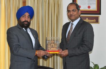 राजभवन में ताजिकिस्तान में राजदूत श्री विराज सिंह को स्मृति चिन्ह भेंट करते हुए राज्यपाल