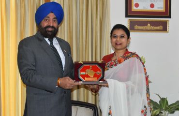 राजभवन में स्लोवेनिया में राजदूत श्रीमती नम्रता कुमार को स्मृति चिन्ह भेंट करते हुए राज्यपाल